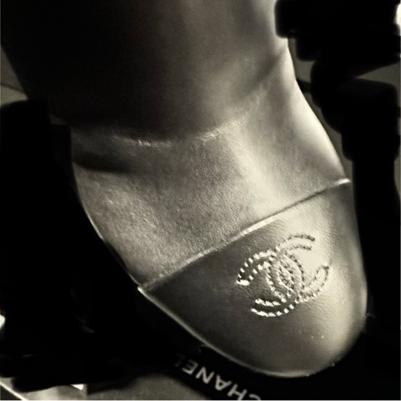 CHANEL 23B Leather Wedge Bootie (with CC LOGO* Cap-Toe detail) - Picture 4 of 8